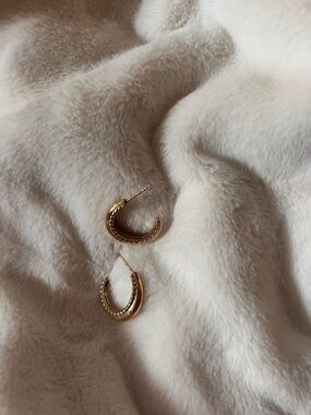Mejuri hoops